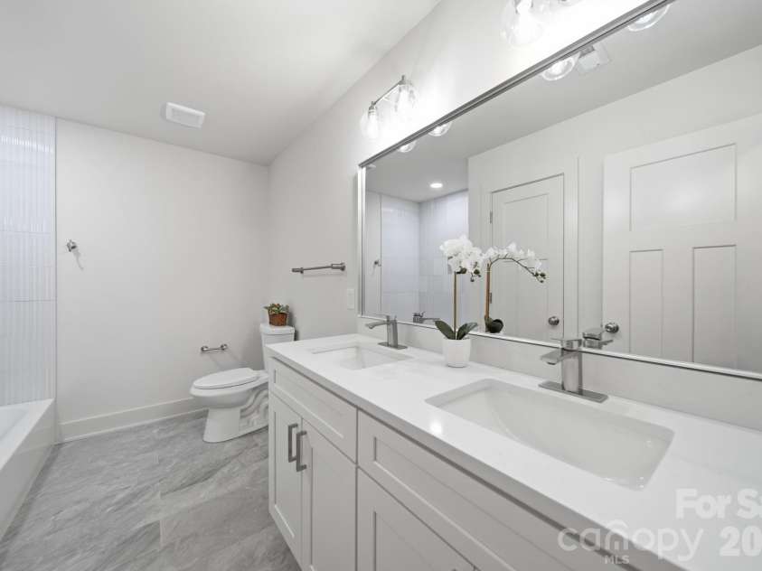1041 Watts Drive, Charlotte, NC 28216.  MLS# CAR4411321, YatesRealty ID 44365. Hall Bath