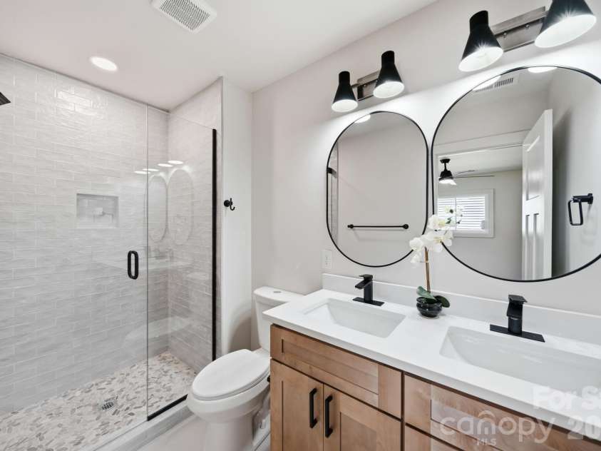 1041 Watts Drive, Charlotte, NC 28216.  MLS# CAR4411321, YatesRealty ID 44365. Primary Bath