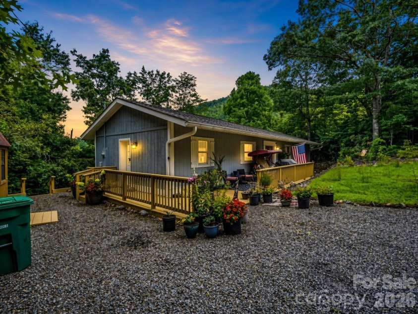 16 Starlight Drive, Black Mountain, NC 28711.  MLS# CAR4408107, YatesRealty ID 44366. 