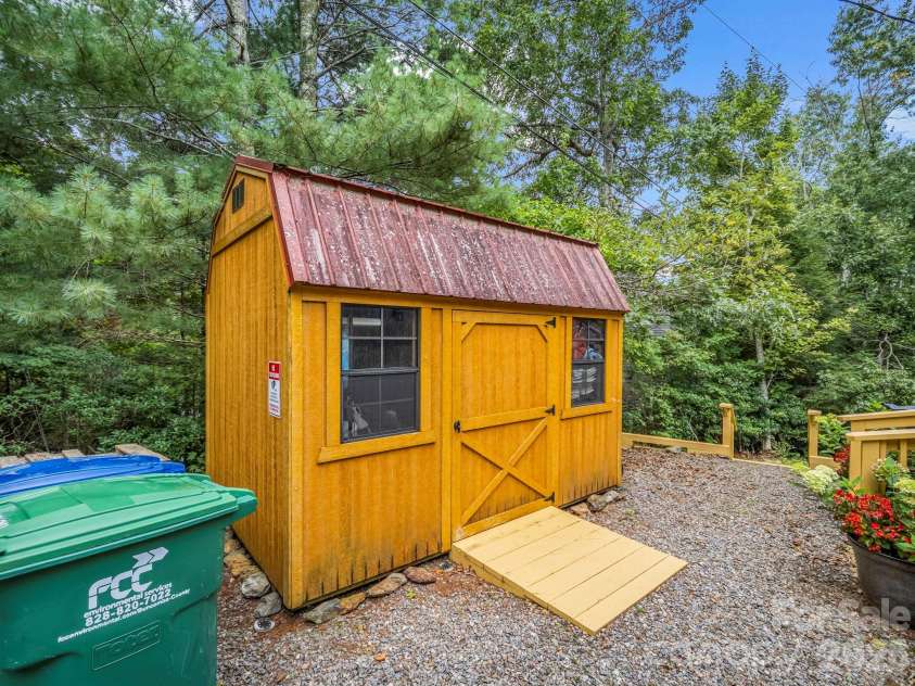 16 Starlight Drive, Black Mountain, NC 28711.  MLS# CAR4408107, YatesRealty ID 44366. 