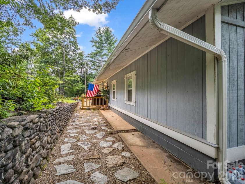16 Starlight Drive, Black Mountain, NC 28711.  MLS# CAR4408107, YatesRealty ID 44366. 
