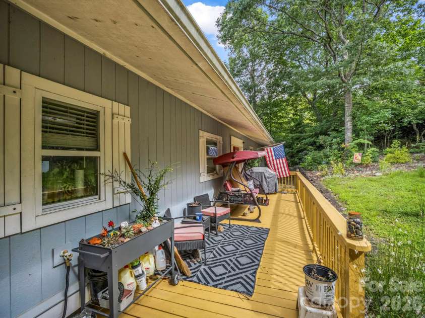 16 Starlight Drive, Black Mountain, NC 28711.  MLS# CAR4408107, YatesRealty ID 44366. 