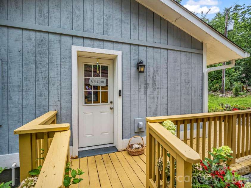 16 Starlight Drive, Black Mountain, NC 28711.  MLS# CAR4408107, YatesRealty ID 44366. 