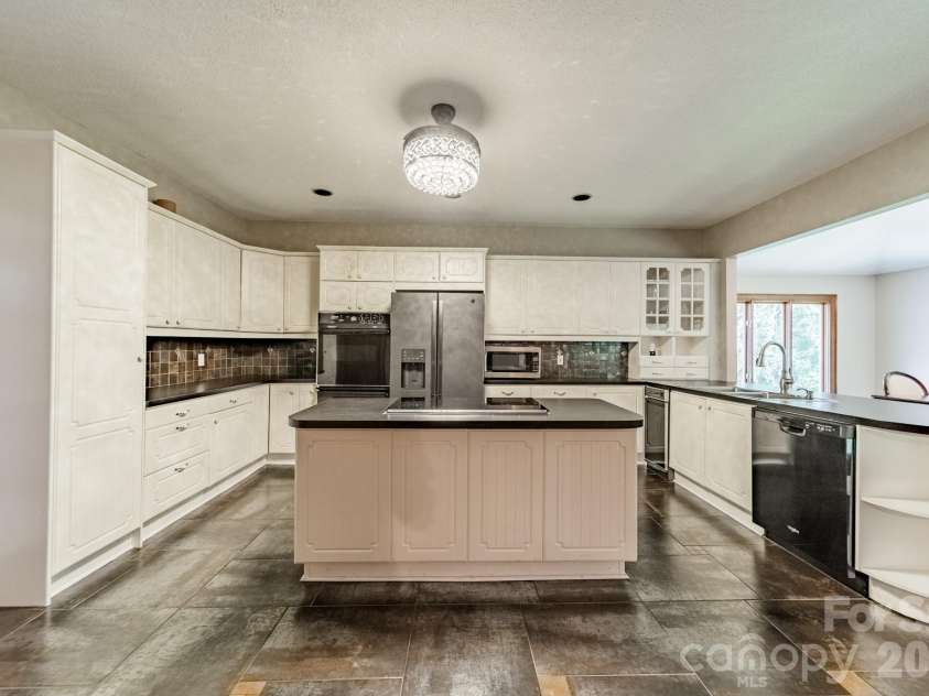 624 Springbrook Avenue, Concord, NC 28025.  MLS# CAR4413210, YatesRealty ID 44368. 