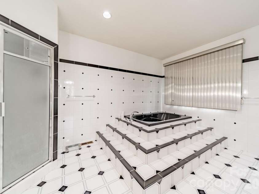 624 Springbrook Avenue, Concord, NC 28025.  MLS# CAR4413210, YatesRealty ID 44368. 