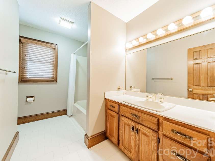 624 Springbrook Avenue, Concord, NC 28025.  MLS# CAR4413210, YatesRealty ID 44368. 