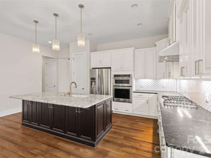 17232 Coves Edge Lane, Charlotte, NC 28278.  MLS# CAR4414653, YatesRealty ID 44369. 