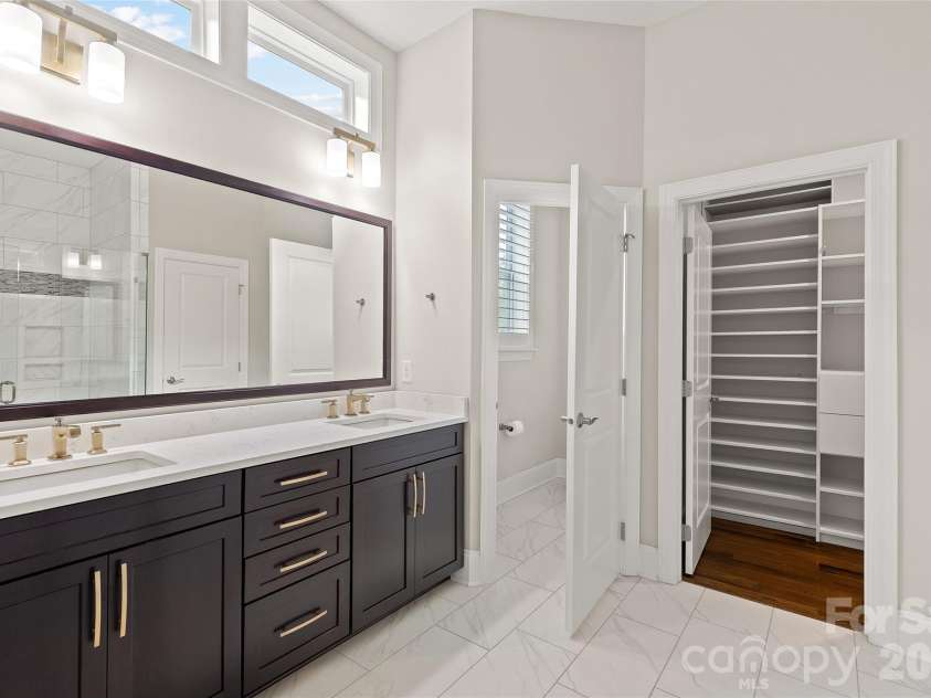 17232 Coves Edge Lane, Charlotte, NC 28278.  MLS# CAR4414653, YatesRealty ID 44369. 