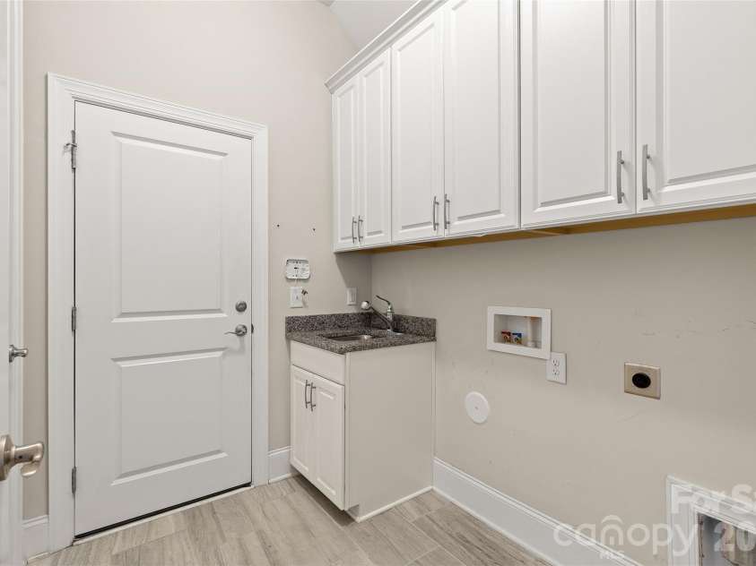 17232 Coves Edge Lane, Charlotte, NC 28278.  MLS# CAR4414653, YatesRealty ID 44369. 