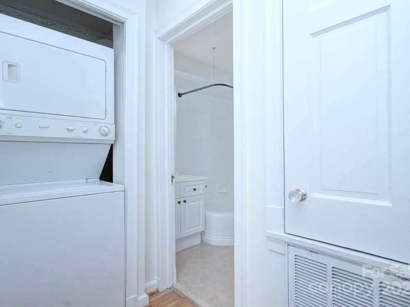 101 Laurel Avenue, Charlotte, NC 28207.  MLS# CAR4233619, YatesRealty ID 4437. Washer and Dryer included!