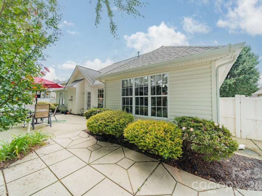 4956 Bentridge Drive, Concord, NC 28027.  MLS# CAR4414625, YatesRealty ID 44374. 