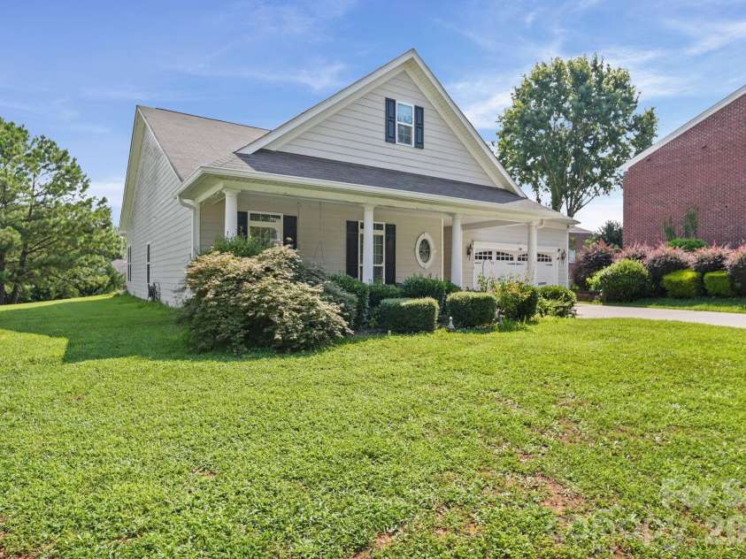 3018 Robusta Court, Gastonia, NC 28056.  MLS# CAR4413055, YatesRealty ID 44375. 