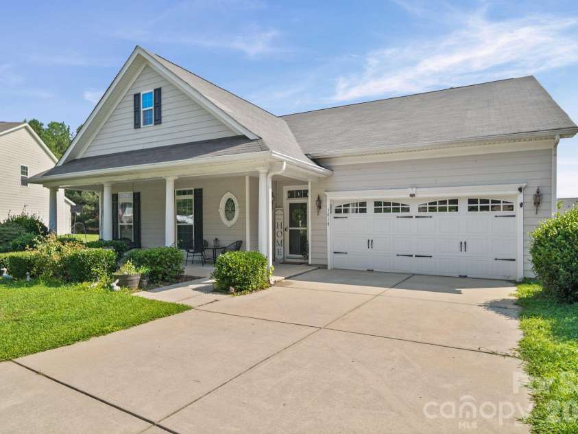 3018 Robusta Court, Gastonia, NC 28056.  MLS# CAR4413055, YatesRealty ID 44375. 