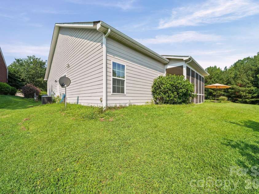 3018 Robusta Court, Gastonia, NC 28056.  MLS# CAR4413055, YatesRealty ID 44375. 