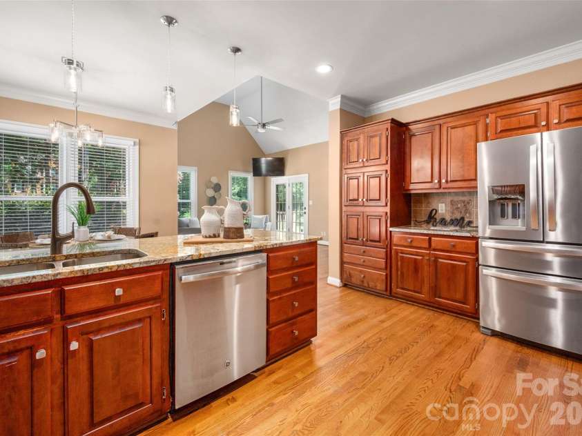 12818 Darby Chase Drive, Charlotte, NC 28277.  MLS# CAR4412364, YatesRealty ID 44377. 