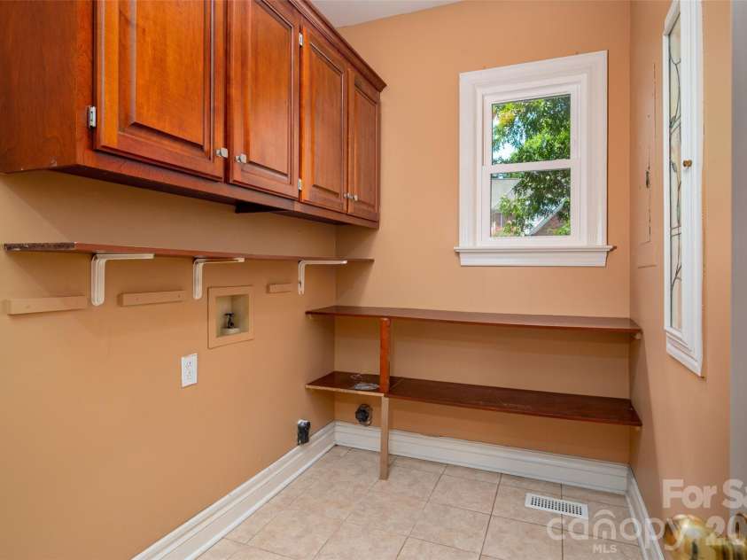 12818 Darby Chase Drive, Charlotte, NC 28277.  MLS# CAR4412364, YatesRealty ID 44377. Laundry