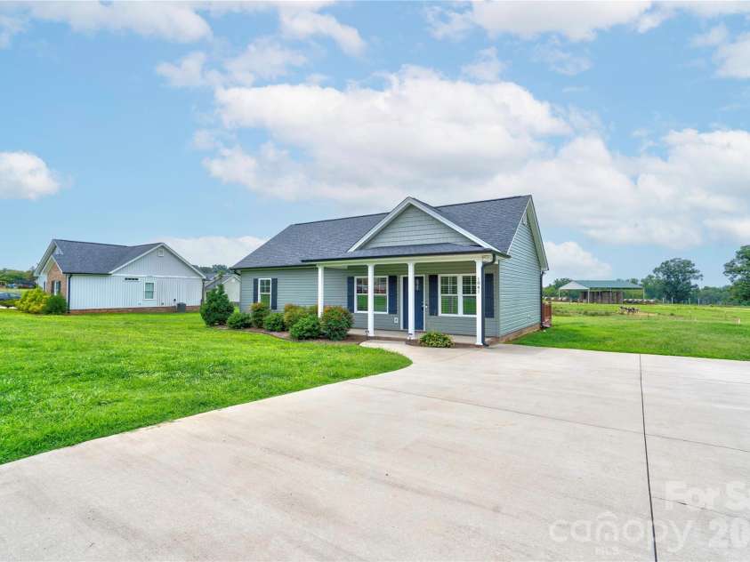 1041 Cleveland Avenue, Grover, NC 28073.  MLS# CAR4413992, YatesRealty ID 44381. Front Right