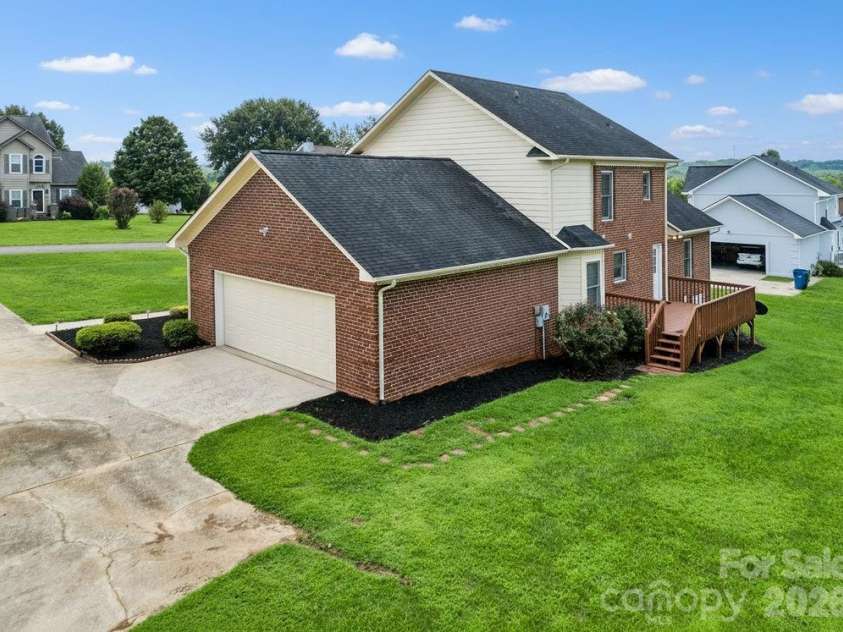 5139 Butner Drive, Hickory, NC 28602.  MLS# CAR4414648, YatesRealty ID 44384. 