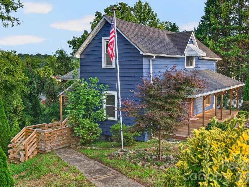 403 Spruce Street, Lenoir, NC 28645.  MLS# CAR4412597, YatesRealty ID 44388. 
