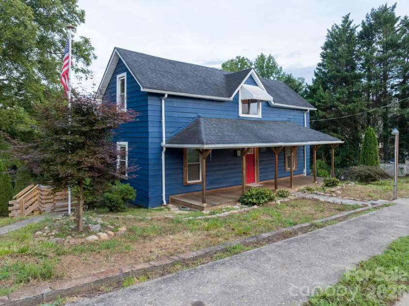 403 Spruce Street, Lenoir, NC 28645.  MLS# CAR4412597, YatesRealty ID 44388. 