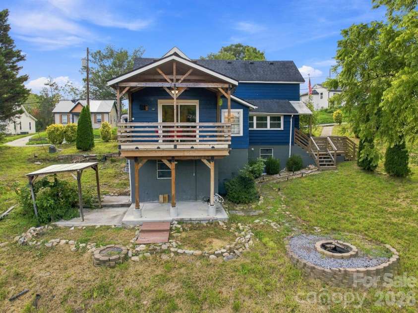 403 Spruce Street, Lenoir, NC 28645.  MLS# CAR4412597, YatesRealty ID 44388. 