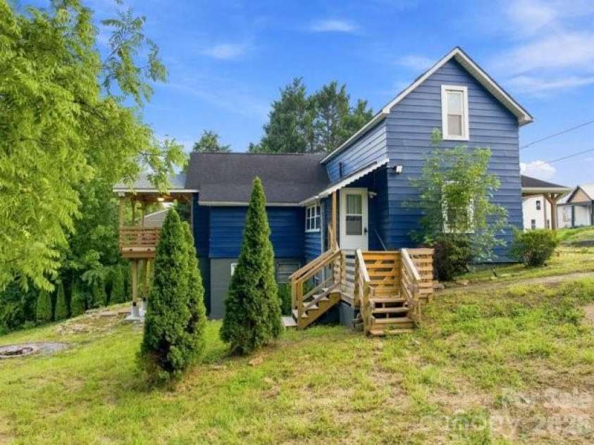 403 Spruce Street, Lenoir, NC 28645.  MLS# CAR4412597, YatesRealty ID 44388. 