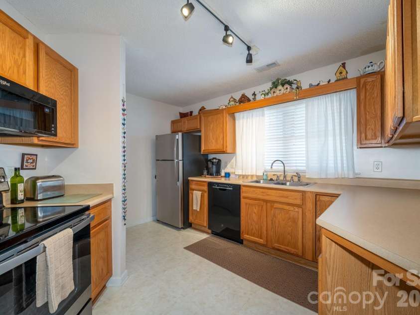131 Ewarts Pond Road, Hendersonville, NC 28739.  MLS# CAR4337431, YatesRealty ID 4439. 