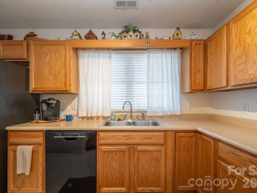 131 Ewarts Pond Road, Hendersonville, NC 28739.  MLS# CAR4337431, YatesRealty ID 4439. 