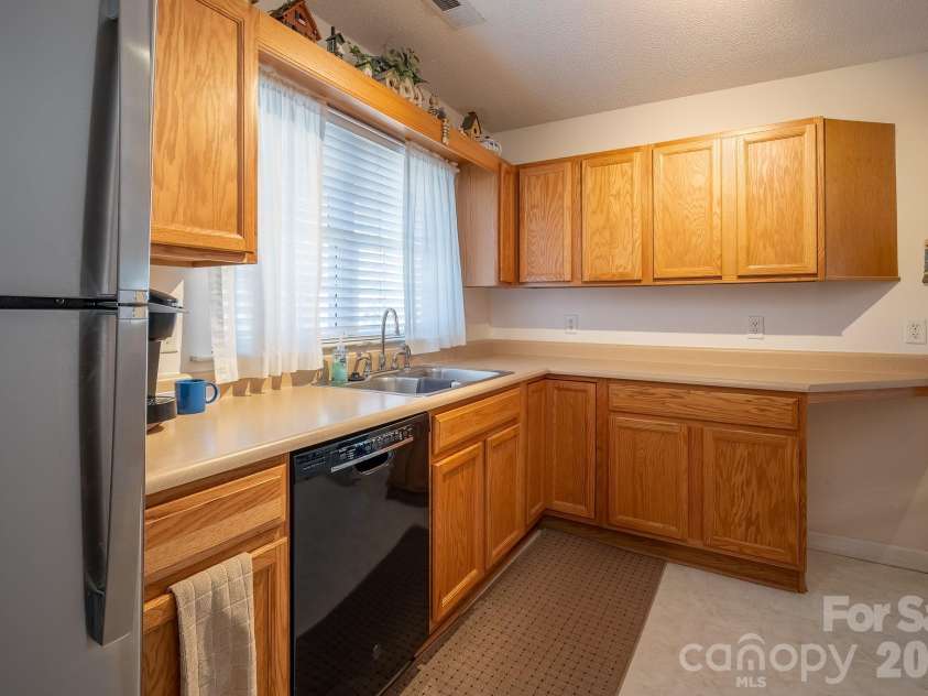 131 Ewarts Pond Road, Hendersonville, NC 28739.  MLS# CAR4337431, YatesRealty ID 4439. 