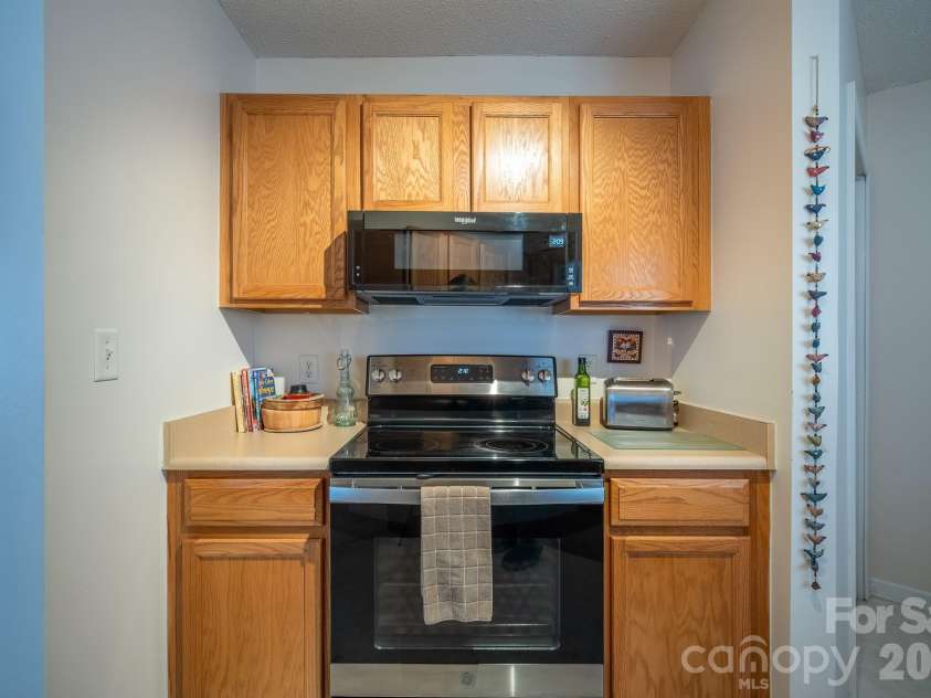131 Ewarts Pond Road, Hendersonville, NC 28739.  MLS# CAR4337431, YatesRealty ID 4439. 