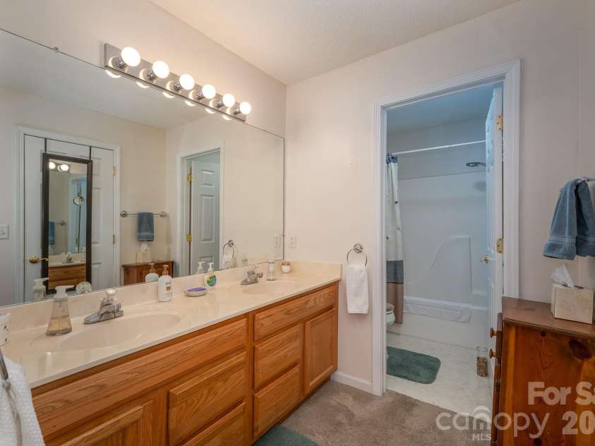 131 Ewarts Pond Road, Hendersonville, NC 28739.  MLS# CAR4337431, YatesRealty ID 4439. 
