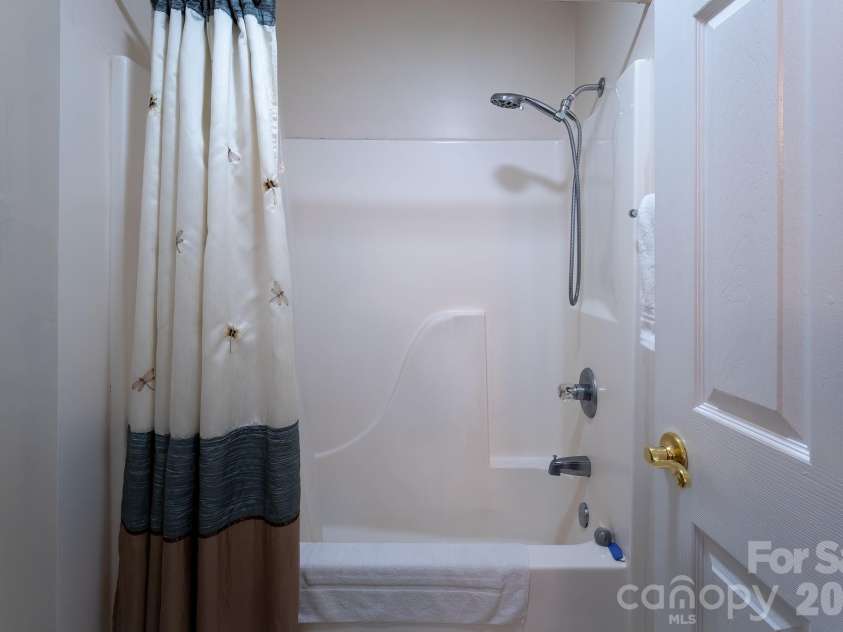 131 Ewarts Pond Road, Hendersonville, NC 28739.  MLS# CAR4337431, YatesRealty ID 4439. 