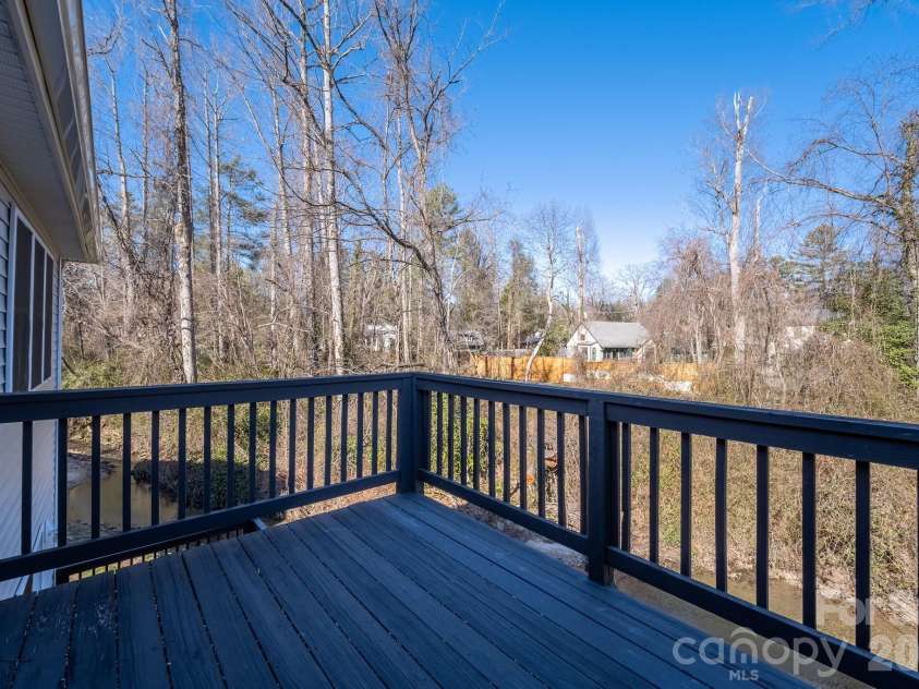 131 Ewarts Pond Road, Hendersonville, NC 28739.  MLS# CAR4337431, YatesRealty ID 4439. 