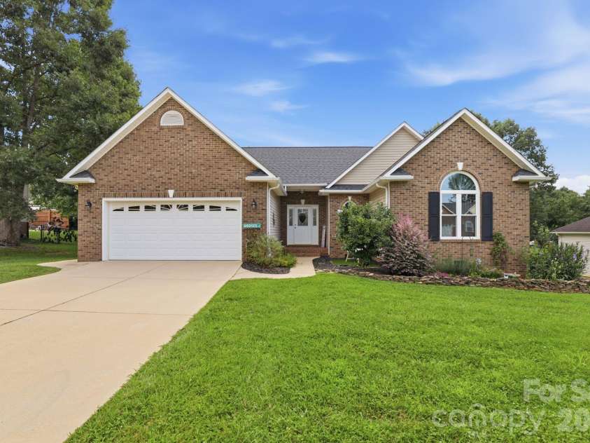 2918 24th Street Drive, Hickory, NC 28601.  MLS# CAR4414782, YatesRealty ID 44391. 
