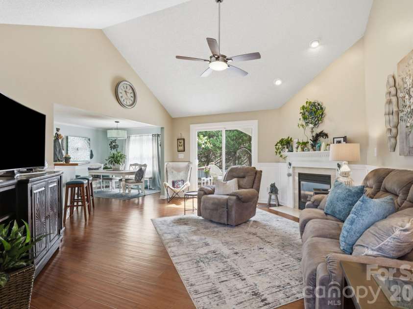 2918 24th Street Drive, Hickory, NC 28601.  MLS# CAR4414782, YatesRealty ID 44391. 