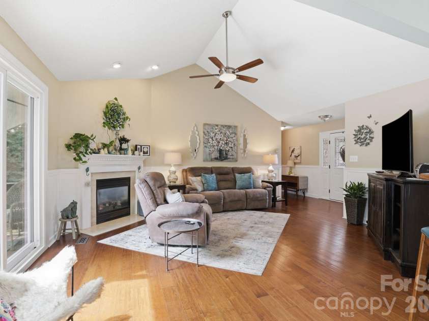 2918 24th Street Drive, Hickory, NC 28601.  MLS# CAR4414782, YatesRealty ID 44391. 