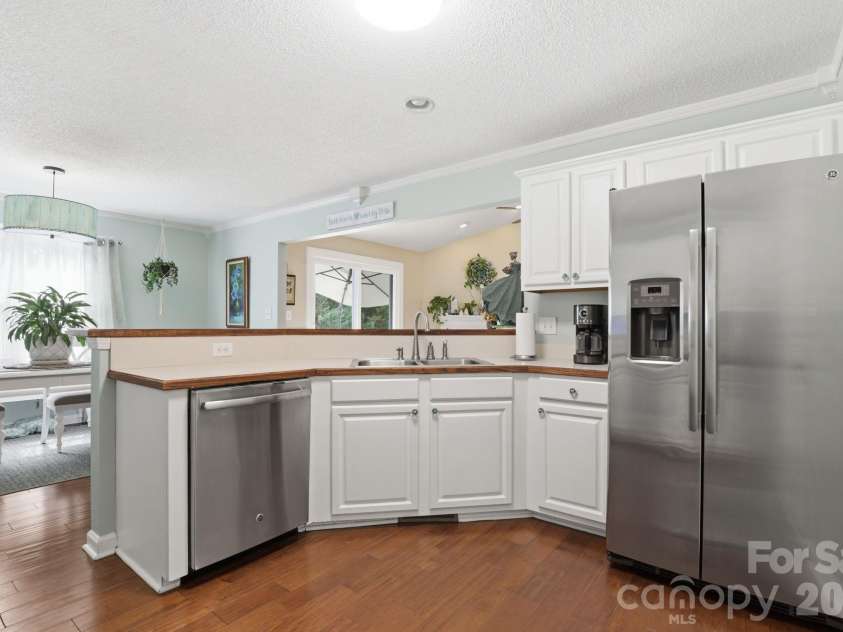 2918 24th Street Drive, Hickory, NC 28601.  MLS# CAR4414782, YatesRealty ID 44391. 