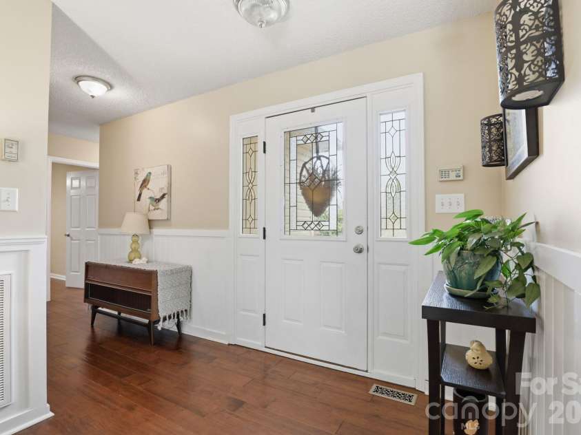 2918 24th Street Drive, Hickory, NC 28601.  MLS# CAR4414782, YatesRealty ID 44391. 