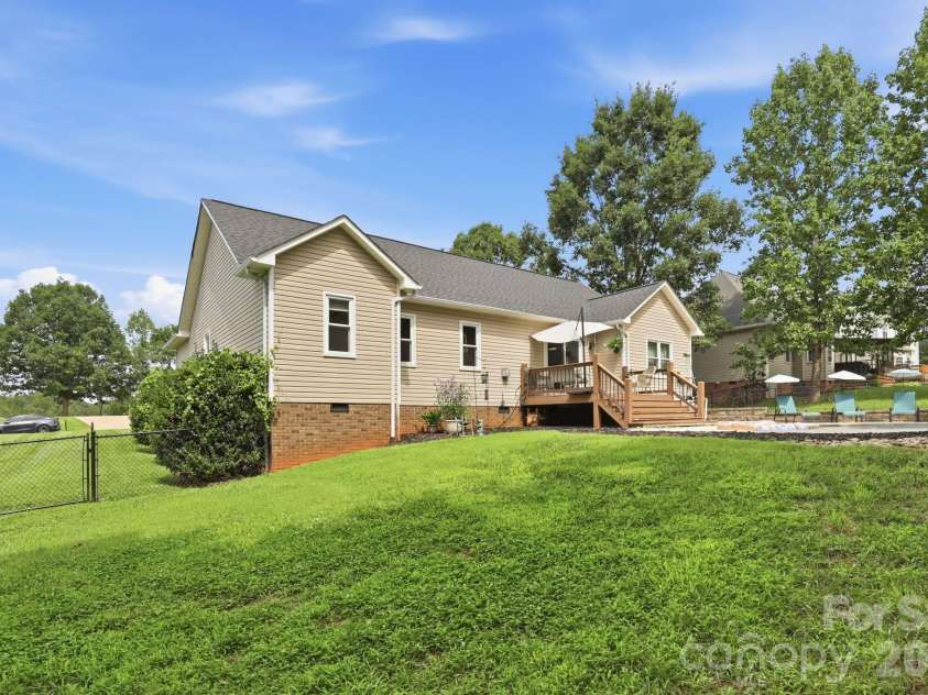2918 24th Street Drive, Hickory, NC 28601.  MLS# CAR4414782, YatesRealty ID 44391. 