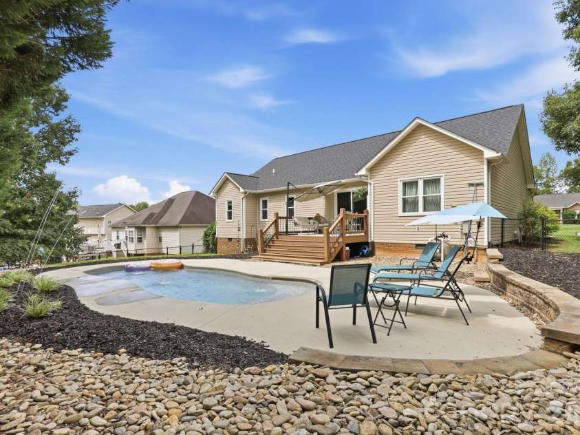 2918 24th Street Drive, Hickory, NC 28601.  MLS# CAR4414782, YatesRealty ID 44391. 