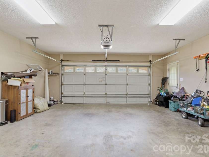 2918 24th Street Drive, Hickory, NC 28601.  MLS# CAR4414782, YatesRealty ID 44391. 