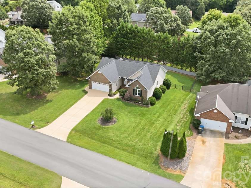 2918 24th Street Drive, Hickory, NC 28601.  MLS# CAR4414782, YatesRealty ID 44391. 