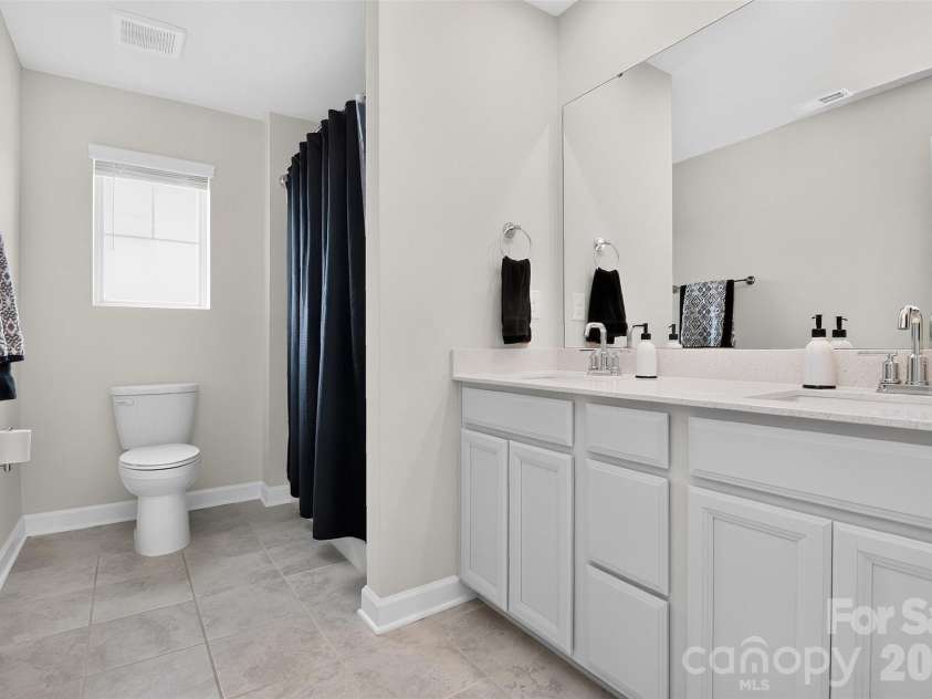11922 Silverheel Lane, Huntersville, NC 28078.  MLS# CAR4413563, YatesRealty ID 44395. Hall Bath