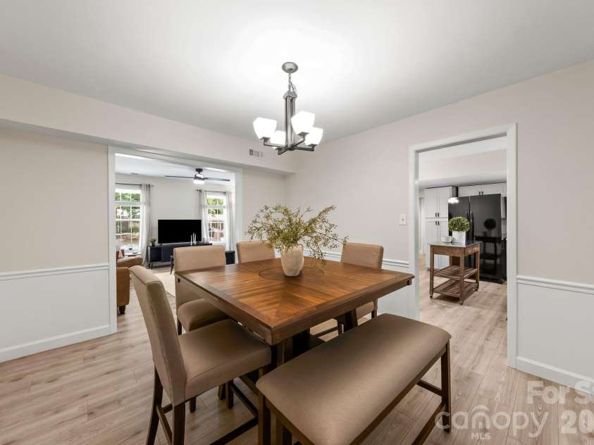 6435 Bridlewood Lane, Charlotte, NC 28215.  MLS# CAR4403504, YatesRealty ID 44399. Dining Room