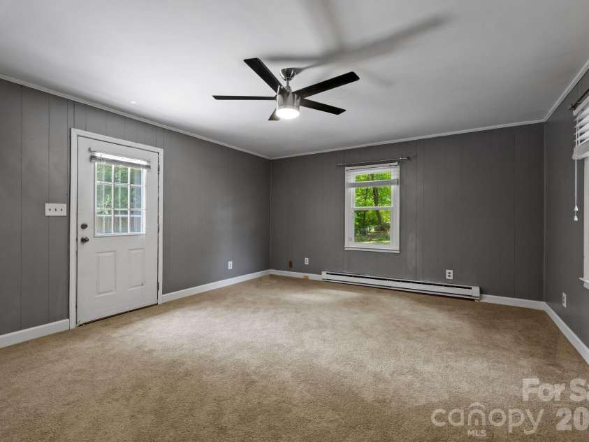 6435 Bridlewood Lane, Charlotte, NC 28215.  MLS# CAR4403504, YatesRealty ID 44399. Great Room