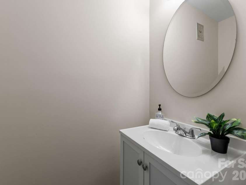 6435 Bridlewood Lane, Charlotte, NC 28215.  MLS# CAR4403504, YatesRealty ID 44399. Half Bath on Main Floor