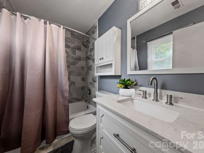 6435 Bridlewood Lane, Charlotte, NC 28215.  MLS# CAR4403504, YatesRealty ID 44399. Hall Full Bathroom