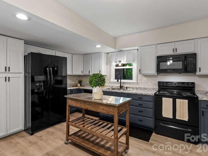 6435 Bridlewood Lane, Charlotte, NC 28215.  MLS# CAR4403504, YatesRealty ID 44399. Kitchen