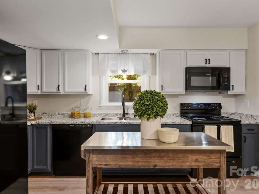 6435 Bridlewood Lane, Charlotte, NC 28215.  MLS# CAR4403504, YatesRealty ID 44399. Kitchen
