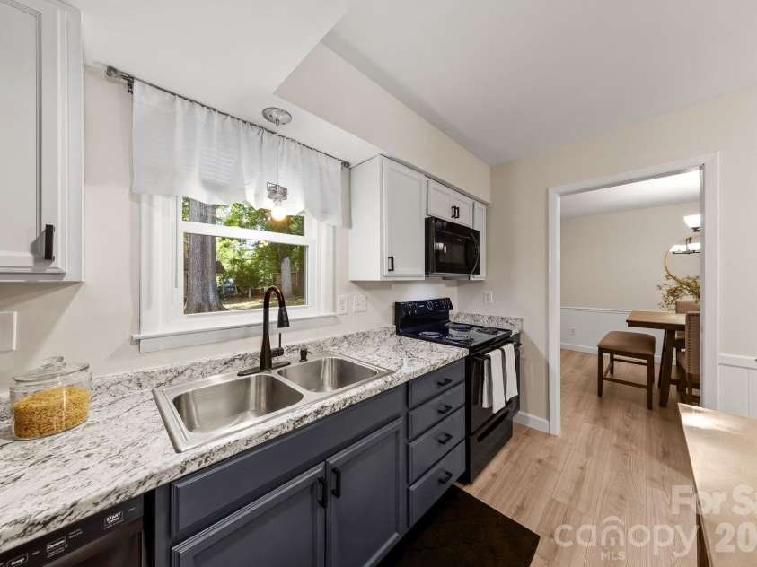 6435 Bridlewood Lane, Charlotte, NC 28215.  MLS# CAR4403504, YatesRealty ID 44399. Kitchen